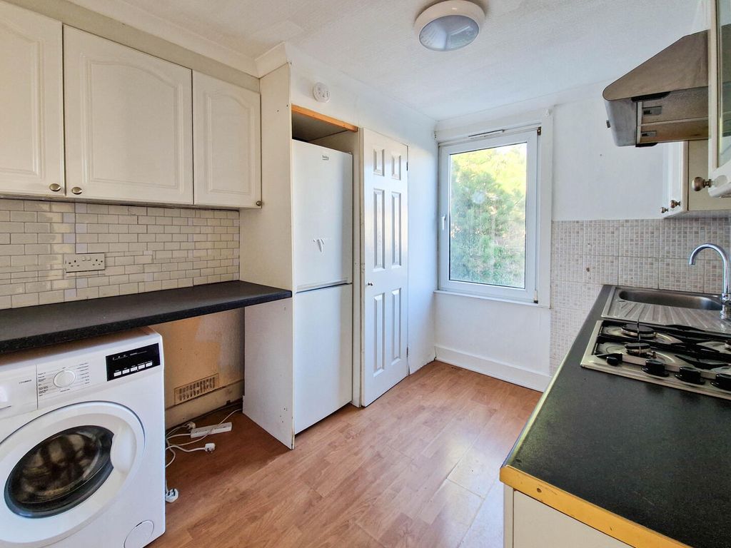 Property photo 3 of 9 Kitchen