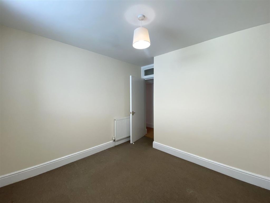 Property photo 3 of 8 Bedroom.Jpeg