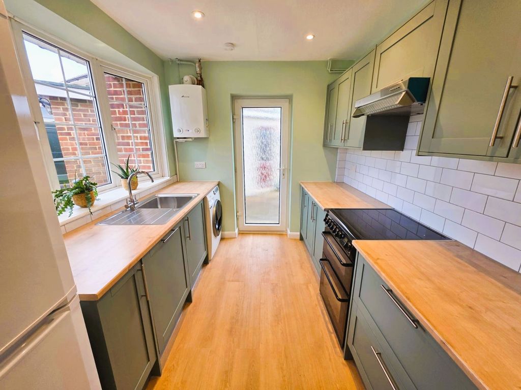 Property photo 2 of 7 Kitchen