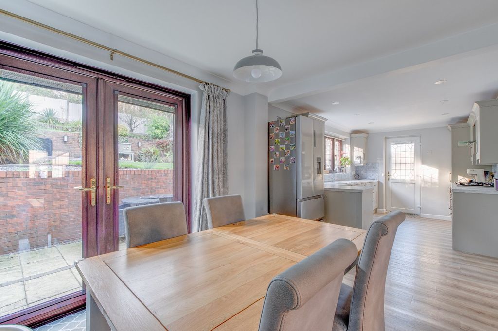 Property photo 2 of 18 Picture No. 17