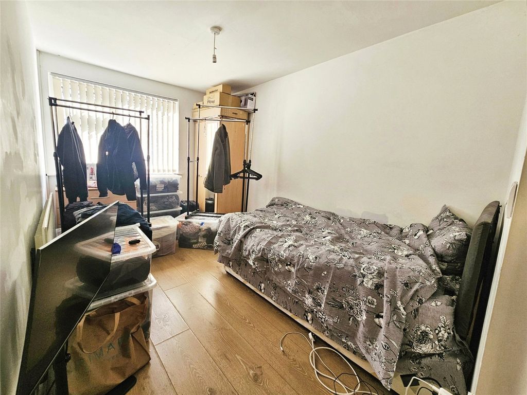 Property photo 1 of 6 Bedroom