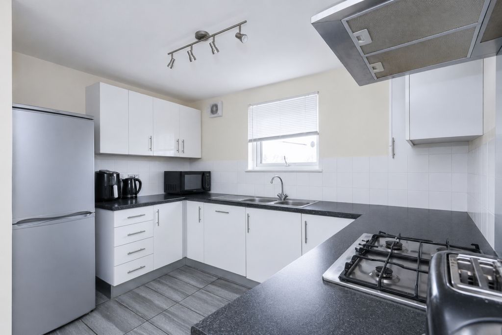 Property photo 3 of 11 Kitchen