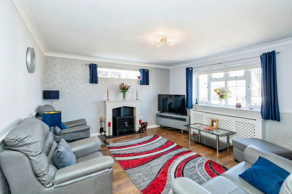 Property photo 2 of 18 Attractive Lounge