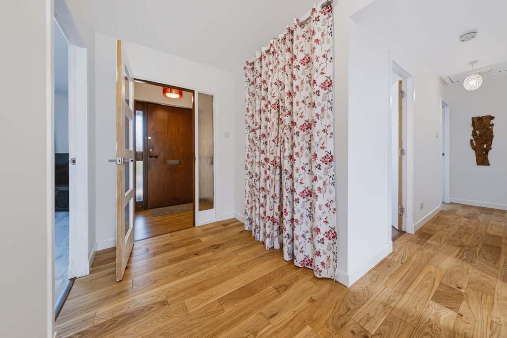 Property photo 2 of 27