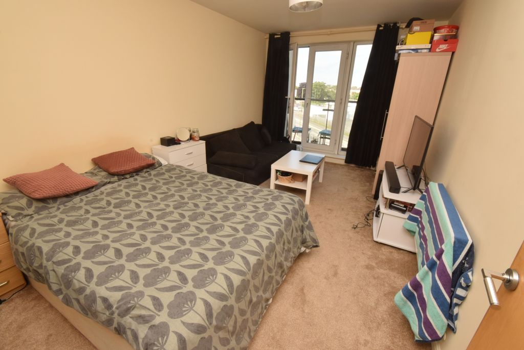 Property photo 3 of 9 En Suite Bedroom