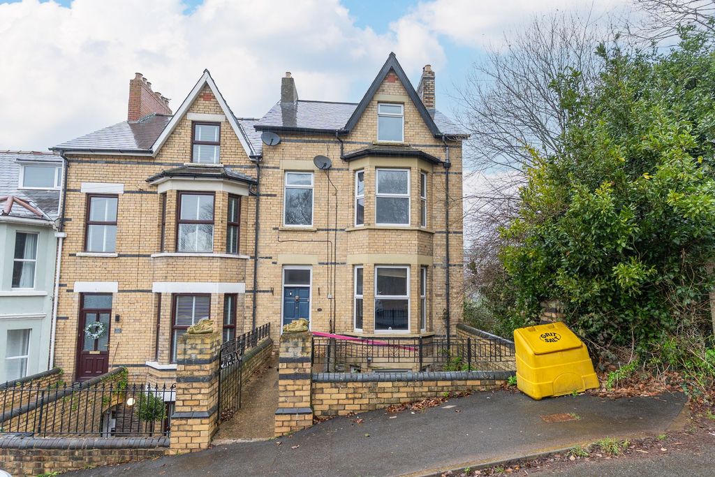 Property photo 1 of 28