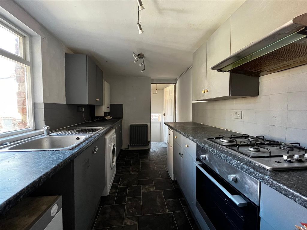 Property photo 3 of 7 Kitchen