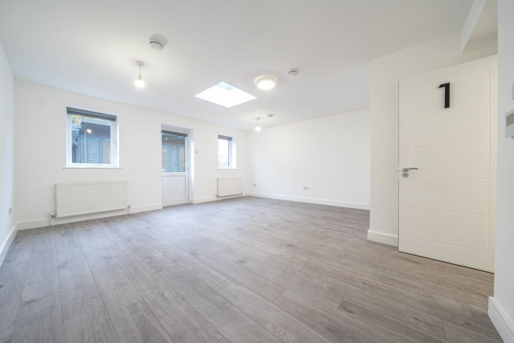 Property photo 2 of 17 4840031