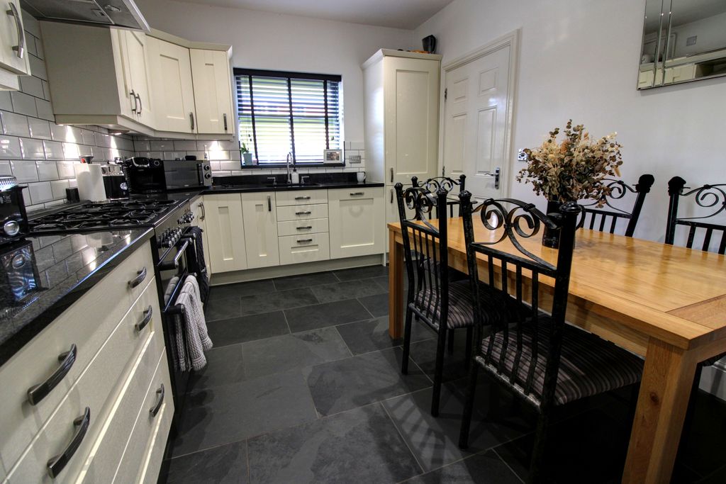 Property photo 3 of 14 Kitchen