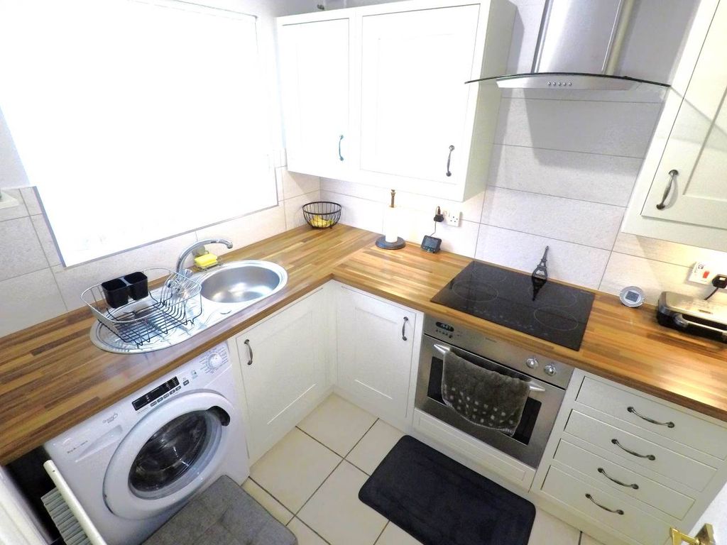 Property photo 2 of 9 Kitchen