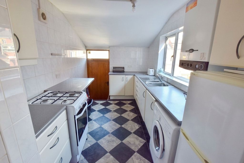 Property photo 3 of 8 Kitchen