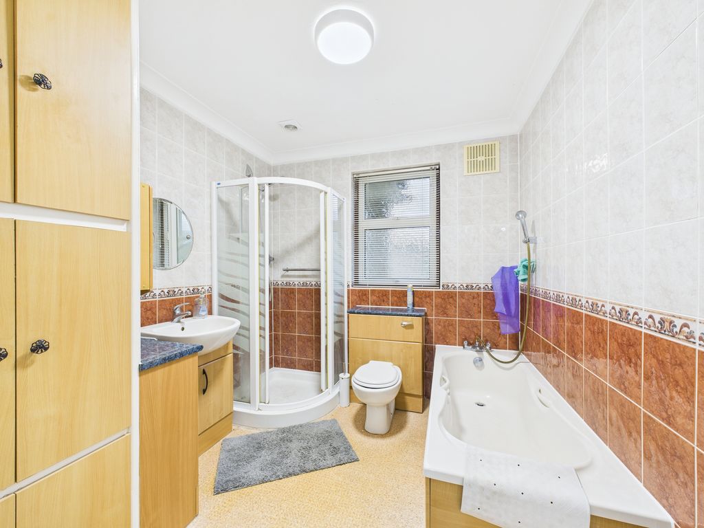 Property photo 3 of 14 Cam03519G0-Pr0425-Still013