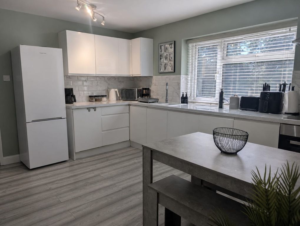 Property photo 2 of 14 4990572
