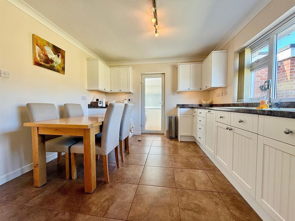 Property photo 2 of 22 Kitchen/Breakfast Room