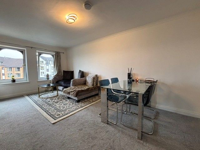 Property photo 3 of 10 Lounge