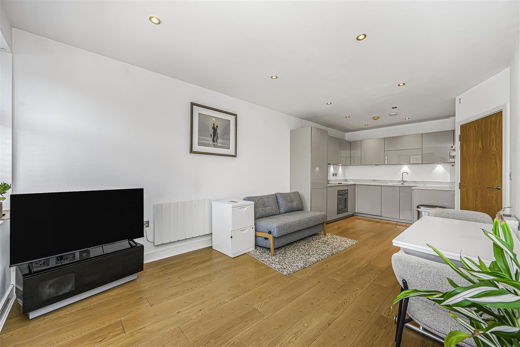 Property photo 2 of 16 24 Evergreen Apartments-10.Jpg
