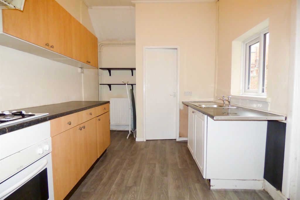 Property photo 3 of 7 Kitchen