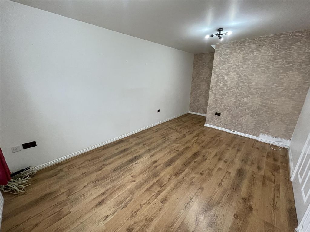 Property photo 3 of 12 Lounge