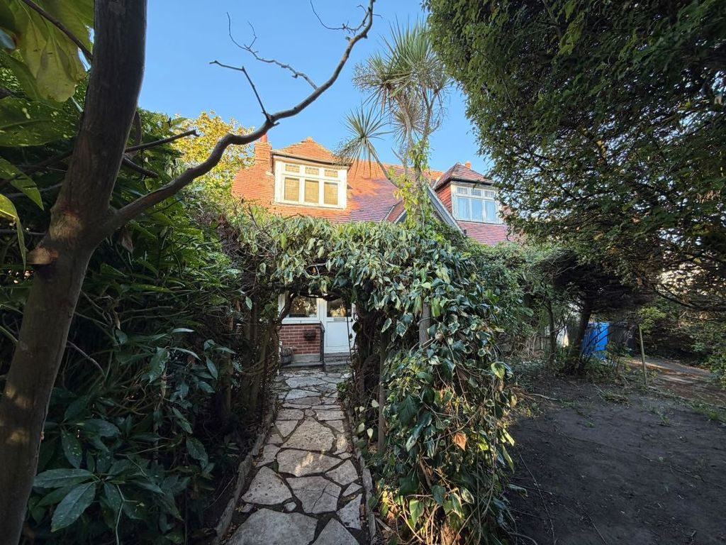 Property photo 1 of 2