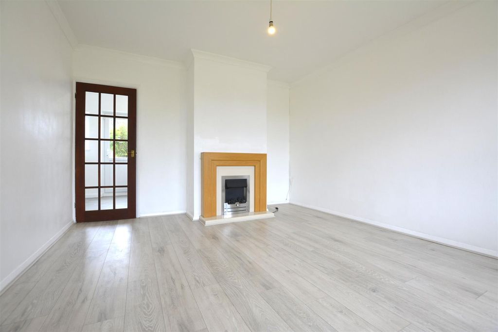 Property photo 2 of 10 Living.Jpg