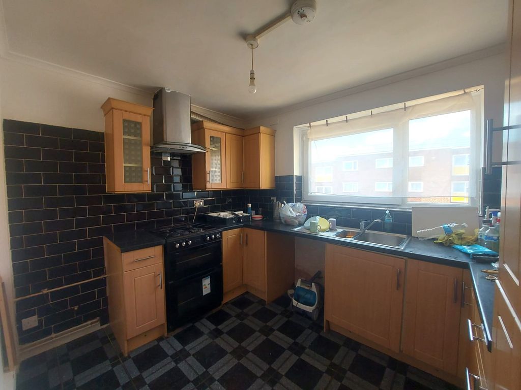 Property photo 1 of 10 Three Bedroom Flat