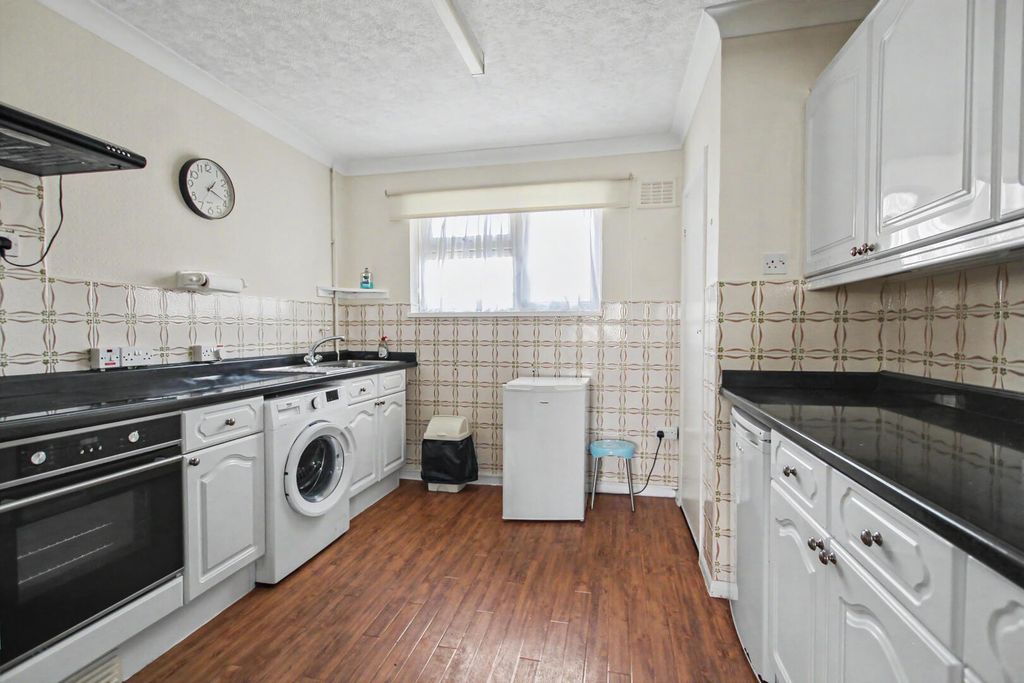 Property photo 3 of 7 Kitchen