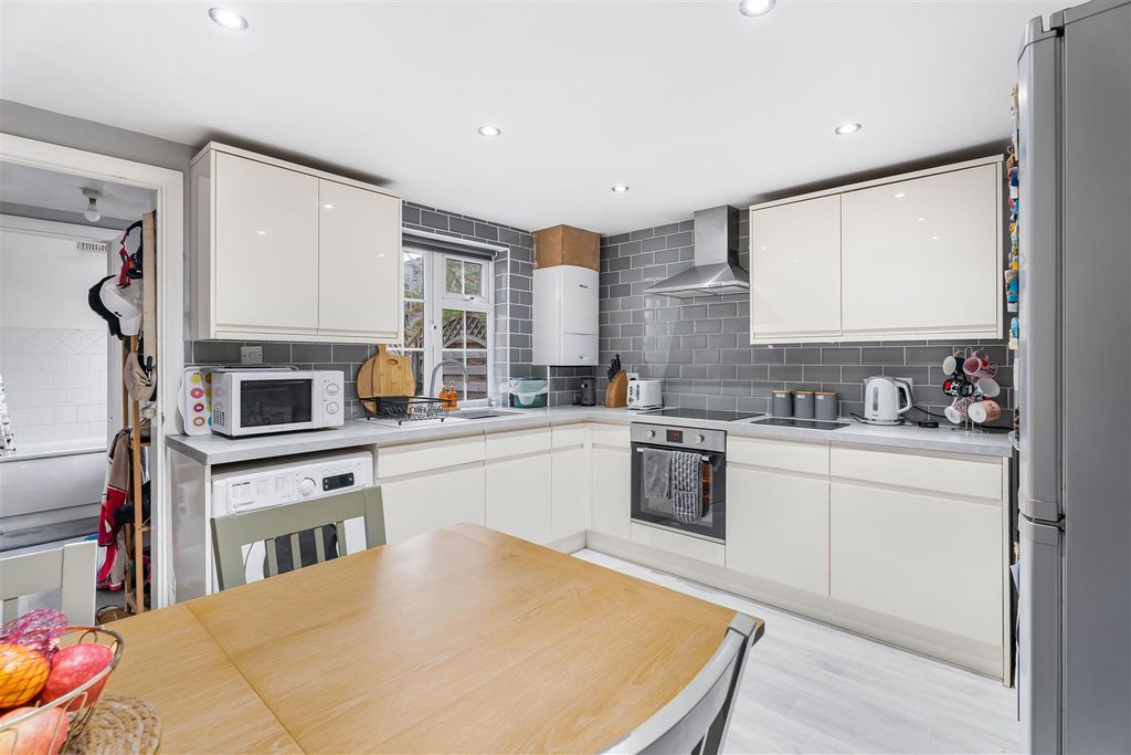 Property photo 3 of 16 Kitchen.Jpg