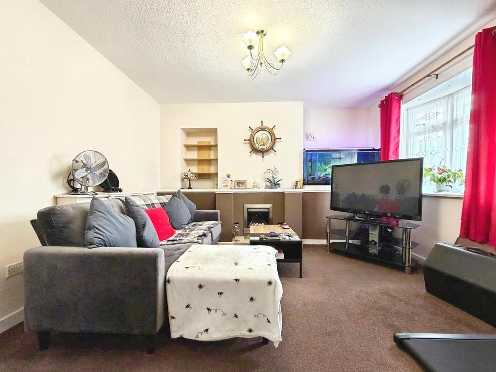 Property photo 2 of 16 Lounge