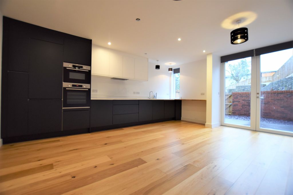 Property photo 3 of 11 Kitchen