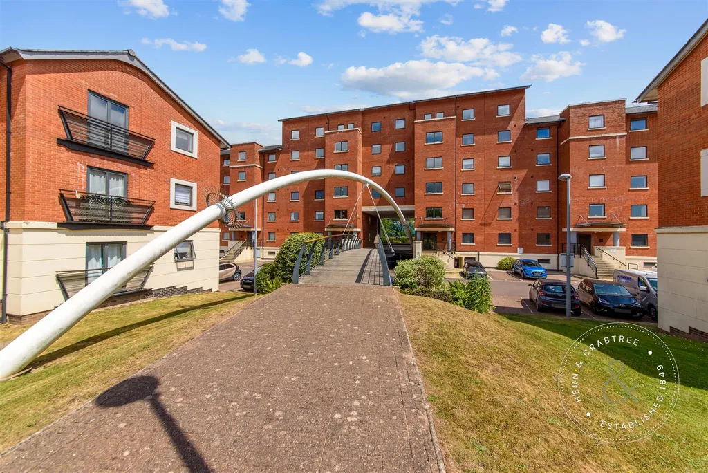 Apartment in Cardiff, Butetown - View 3