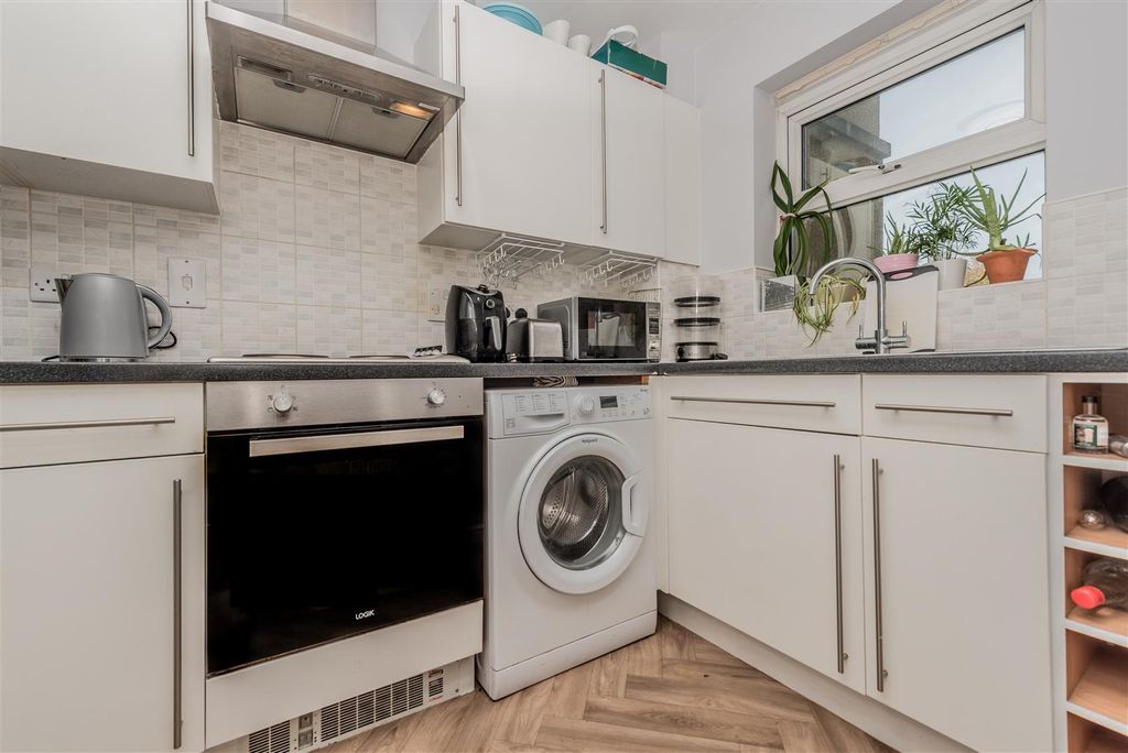 Property photo 3 of 17 Fitted Kitchen: