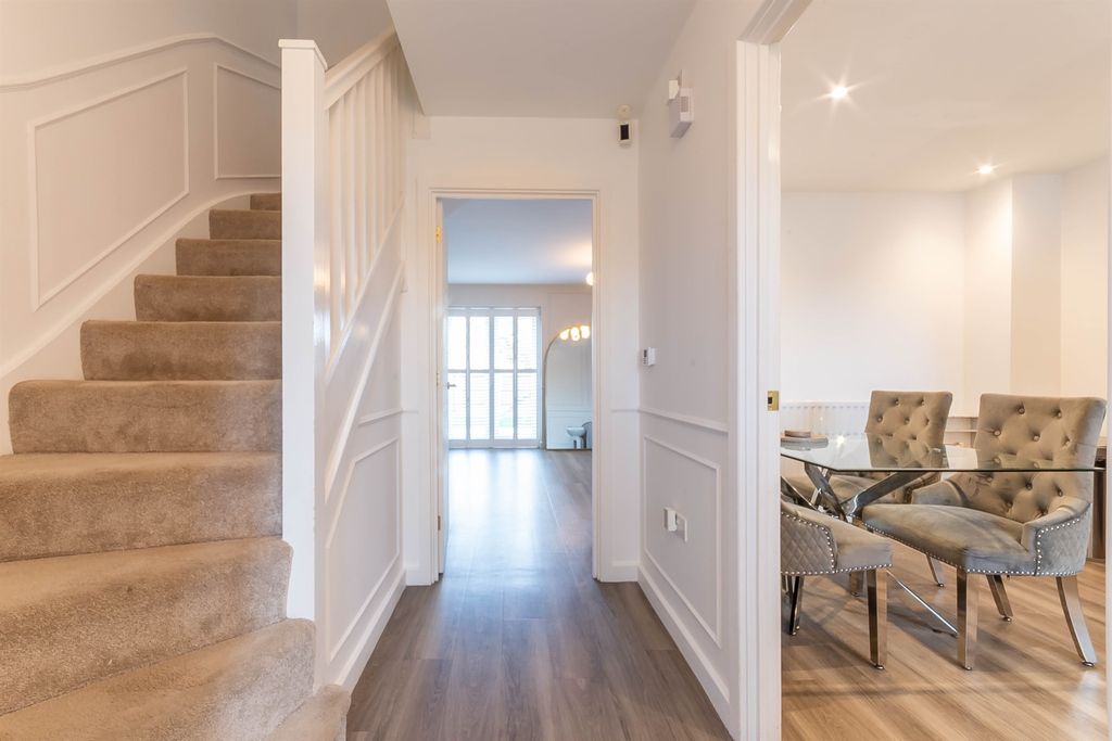 Property photo 3 of 19 Entrance Hall