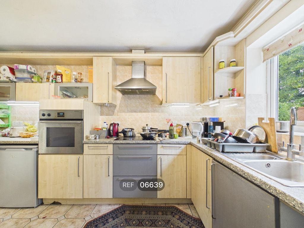 Property photo 2 of 19 Kitchen