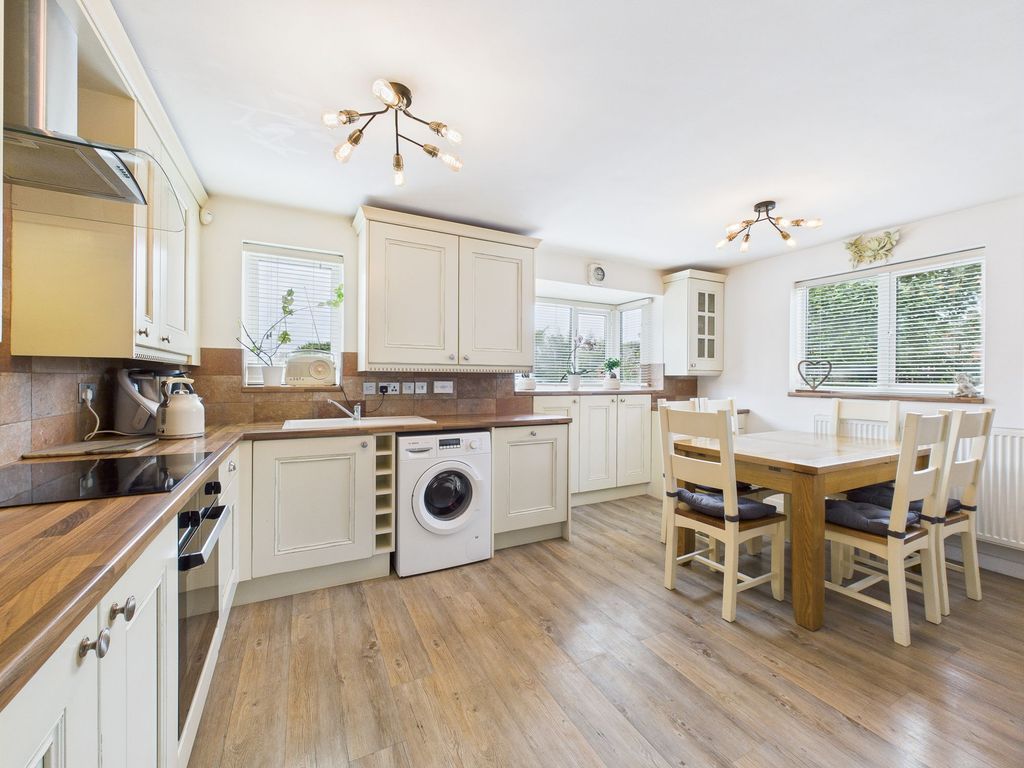 Property photo 3 of 19 Dining Kitchen