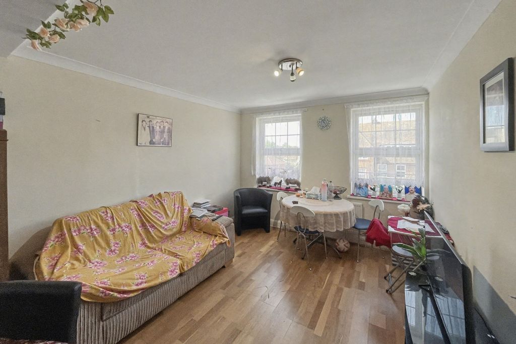Property photo 2 of 15 2B Neville Walk, Carshalton, Sm5 1Jg