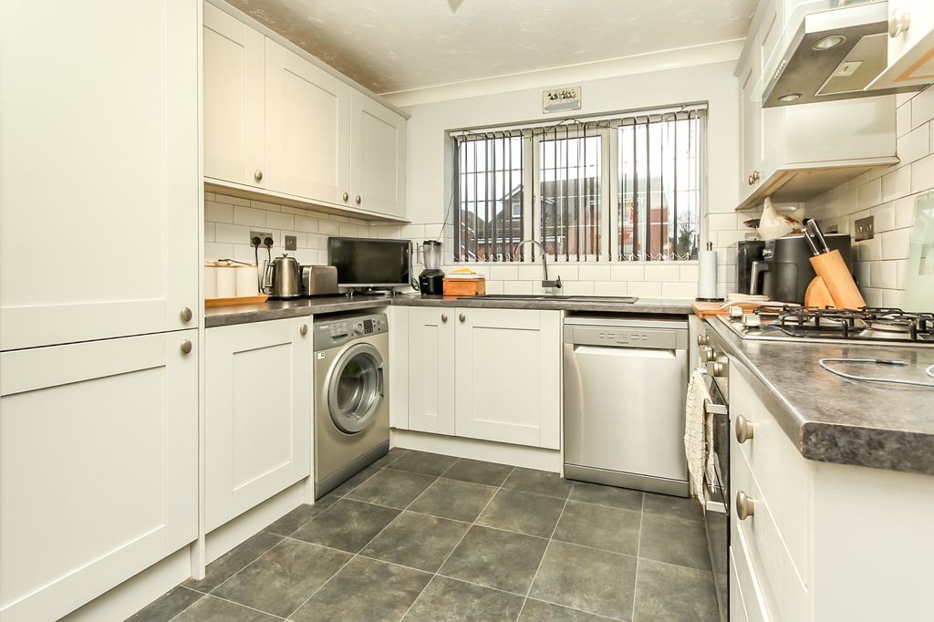 Property photo 3 of 12 Kitchen