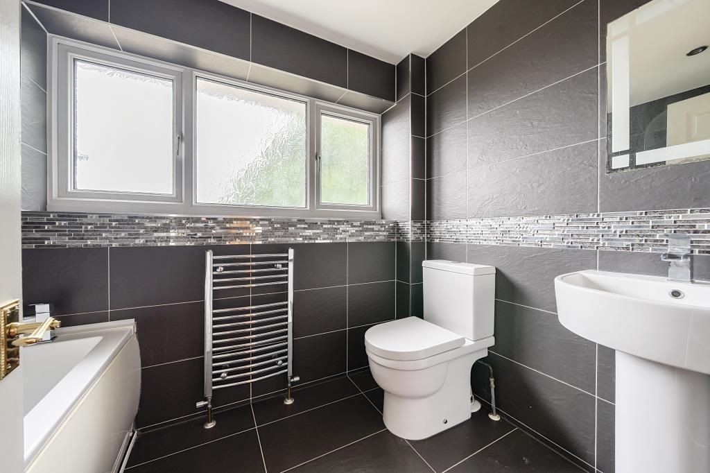 Property photo 2 of 10 Bathroom