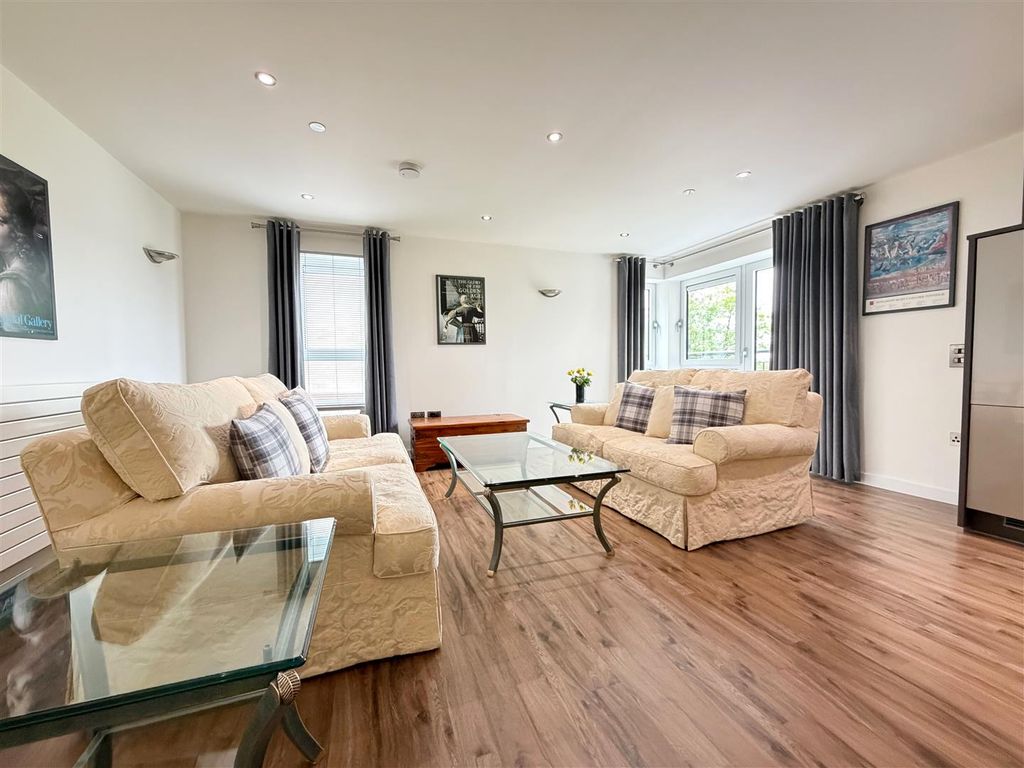 Property photo 2 of 12 Lounge