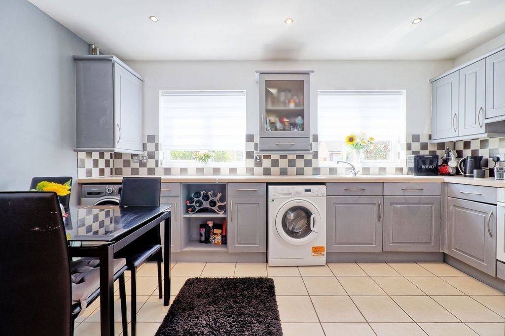 Property photo 2 of 32