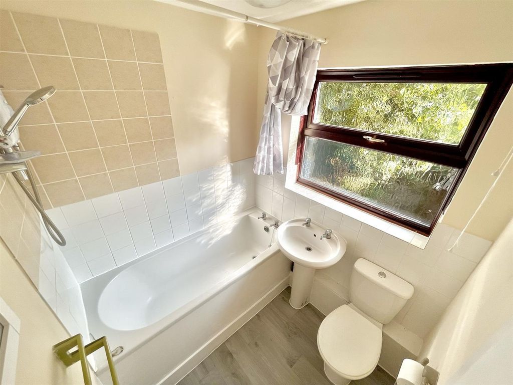 Property photo 1 of 5 Bathroom.Jpeg