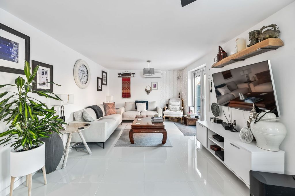 Property photo 2 of 19 Lounge