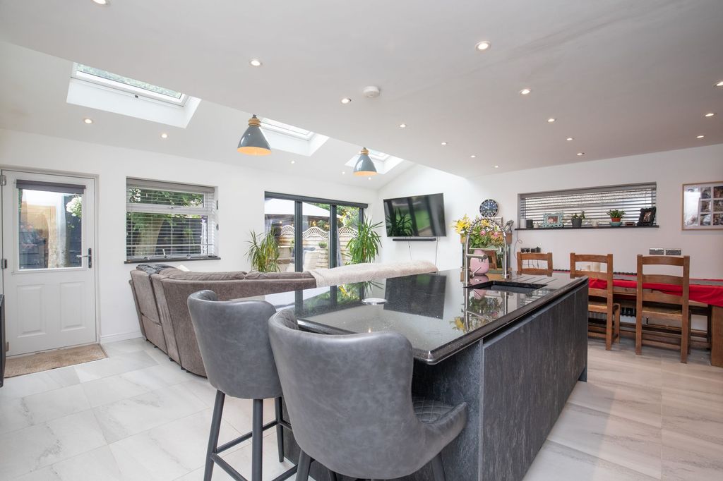 Property photo 2 of 30