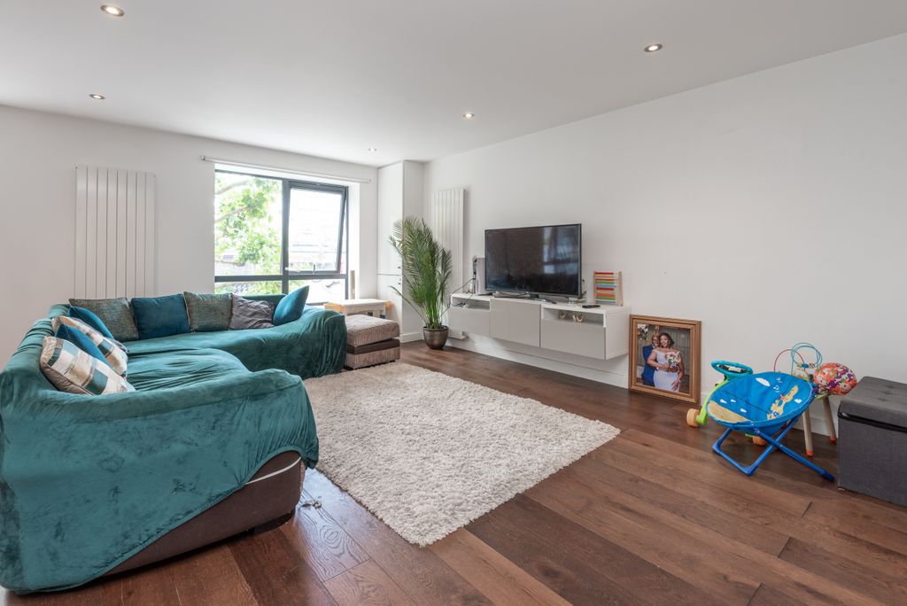 Property photo 2 of 35