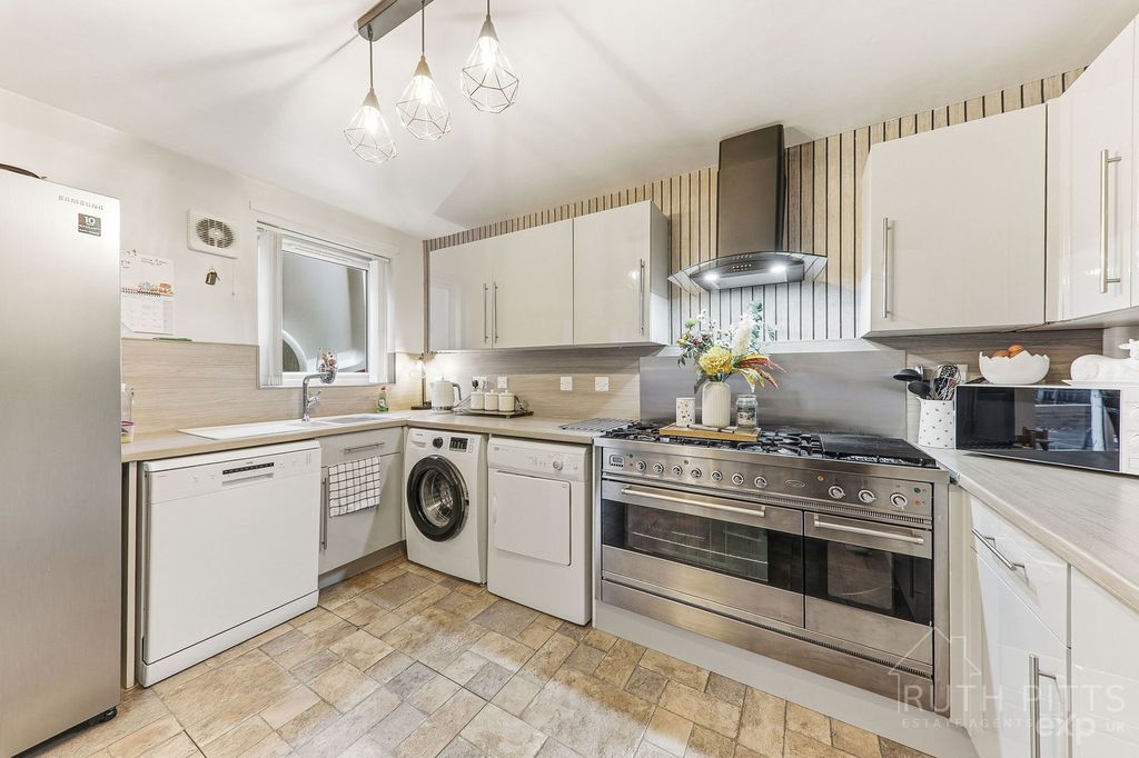 Property photo 3 of 27