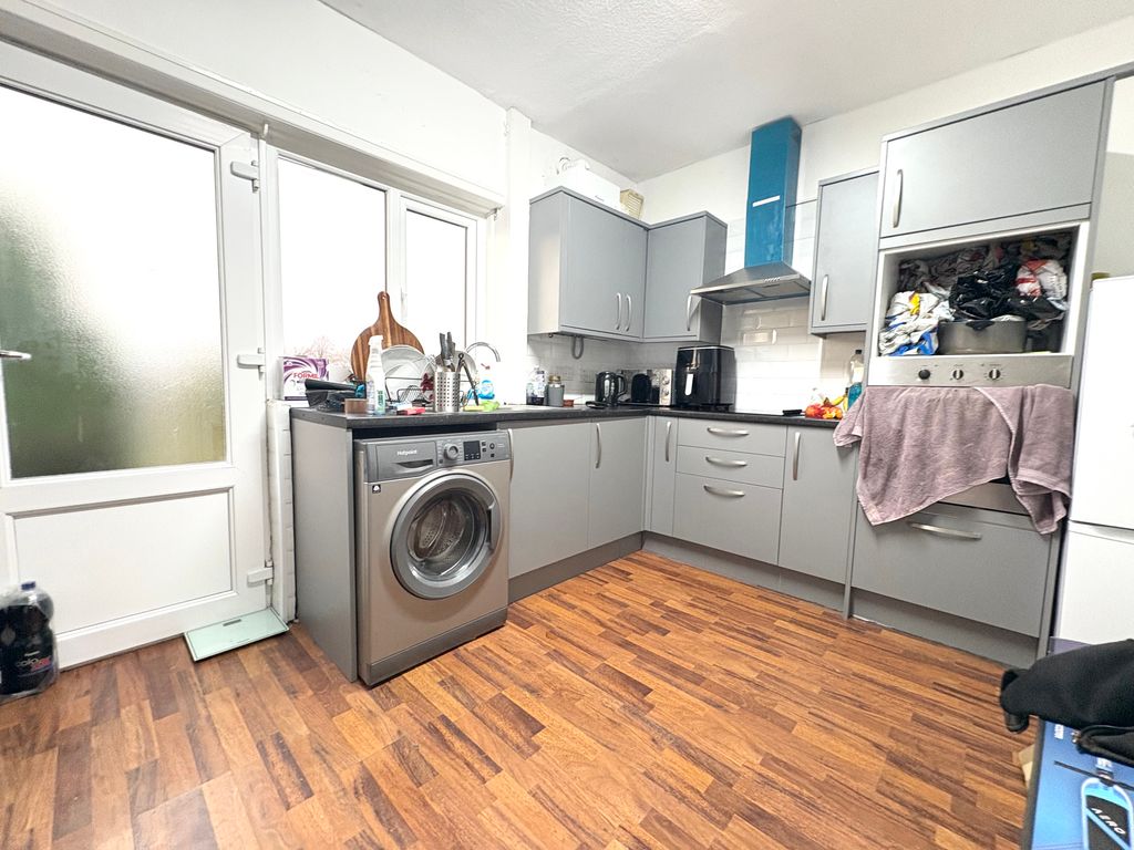 Property photo 2 of 10 Kitchen