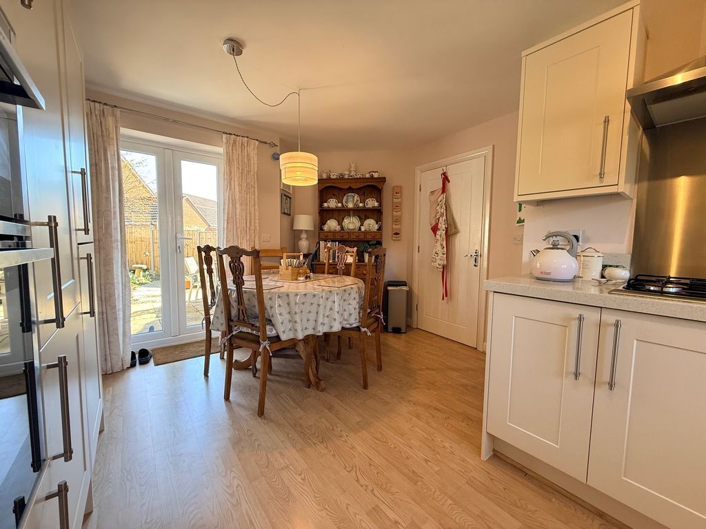 Property photo 3 of 19 Dining Area