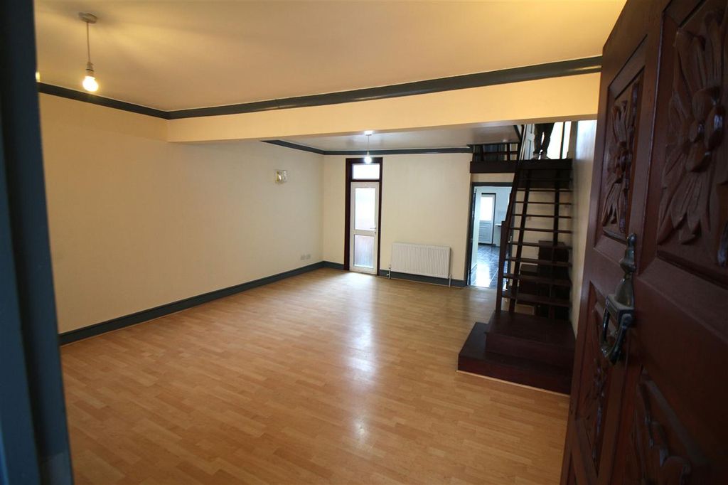 Property photo 3 of 13 Lounge