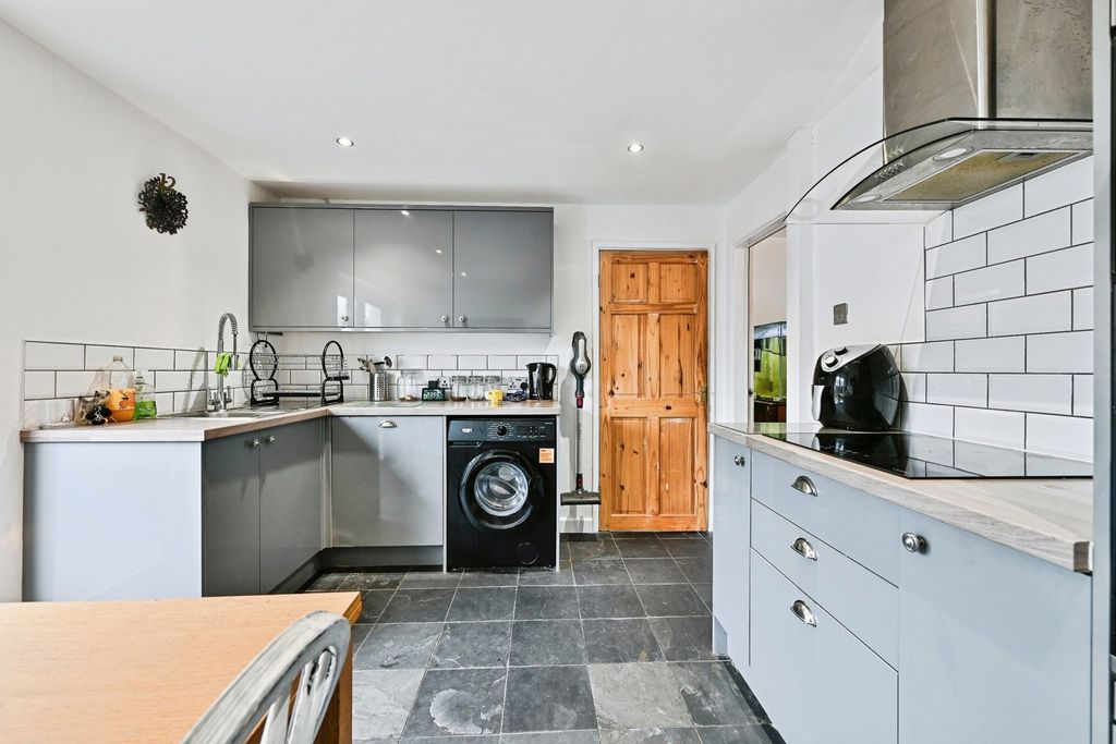 Property photo 2 of 16 Fitted Kitchen