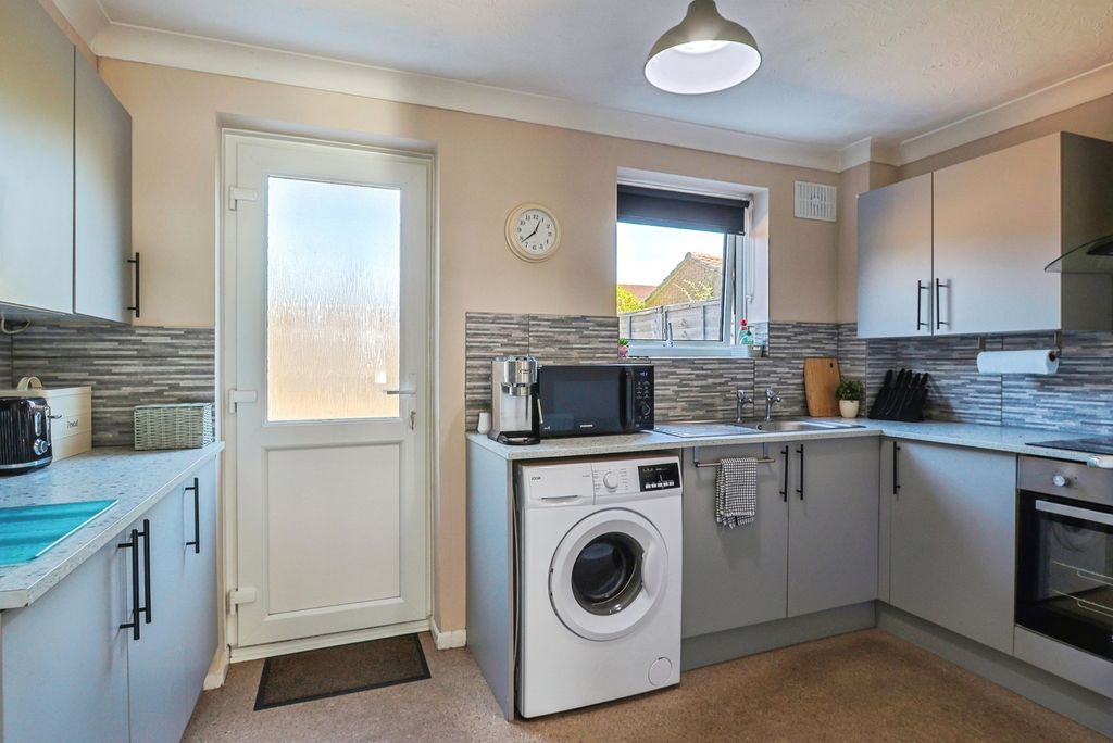 Property photo 3 of 16 Kitchen
