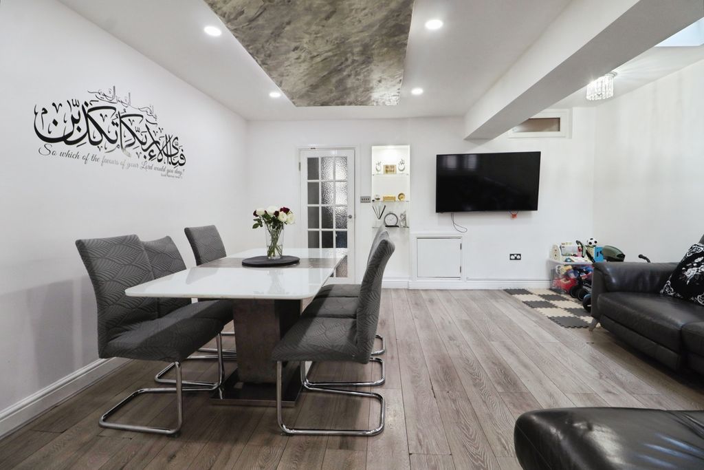 Property photo 2 of 32 Pbox-Img.Jpg